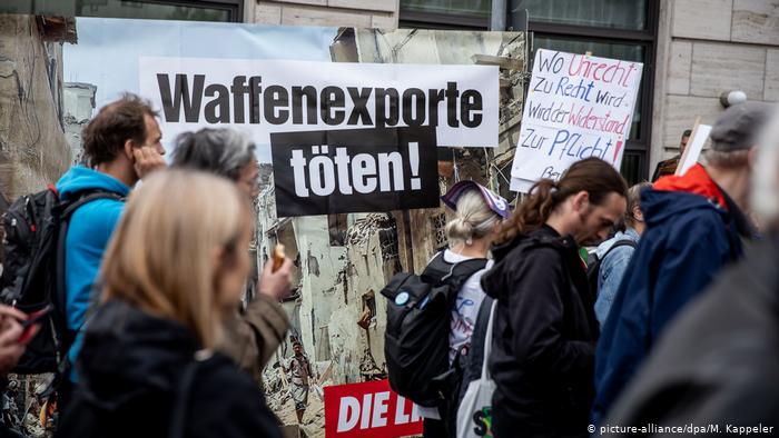 Deutschland Berlin Proteste bei der Rheinmetall Hauptversammlung (picture-alliance/dpa/M. Kappeler)