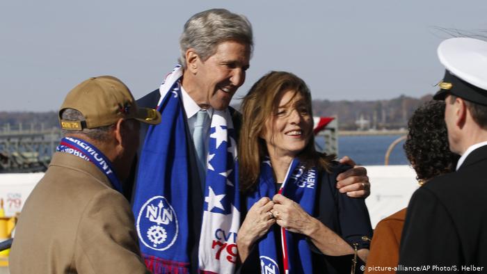 USA Taufe von US-Flugzeugträger | Caroline Kennedy und John Kerry (picture-alliance/AP Photo/S. Helber)