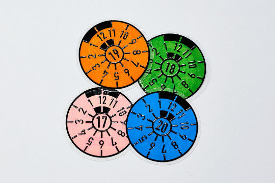 HU-Plaketten in unterschiedlichen Farben