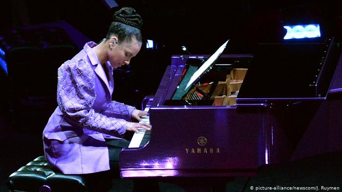 USA Gedenken an Kobe und Gianna Bryant im Staples Center | Alicia Keys (picture-alliance/newscom/J. Ruymen)