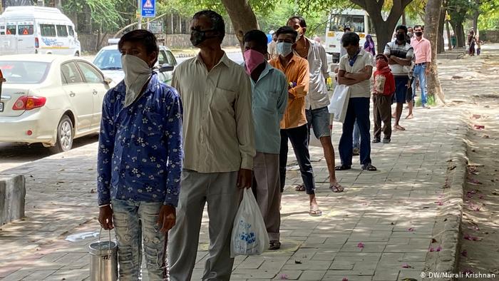 Coronavirus Indien Delhi Wanderabeiter sind gestrandet (DW/Murali Krishnan)