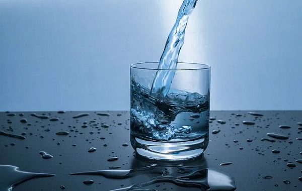 Natürliches mineralwasser